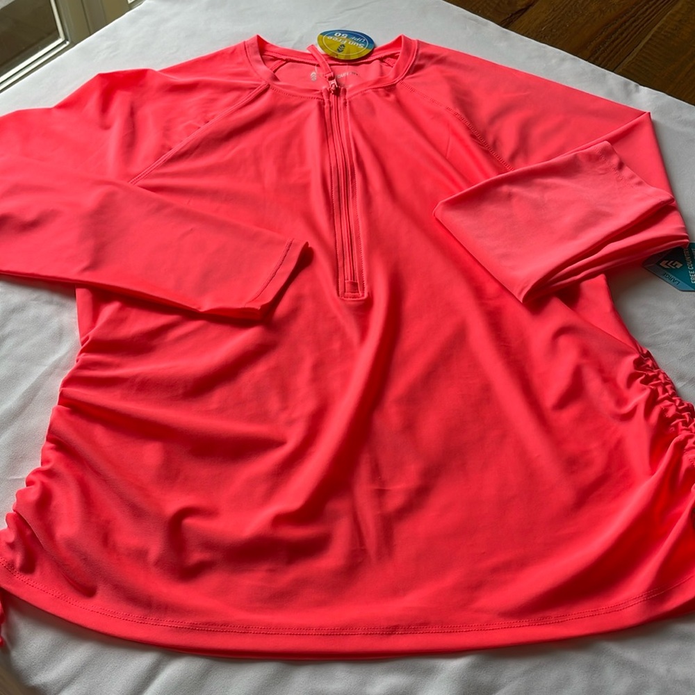 Women’s NWT Coral Colored Long Sleeve Rashguard!